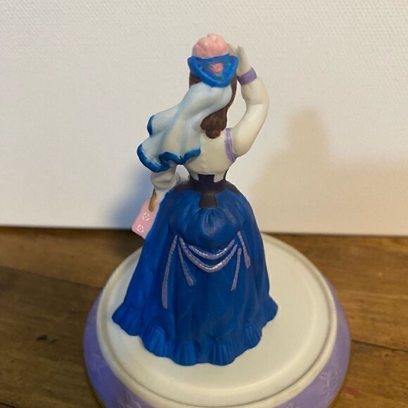 AVON PRESIDENTS CLUB MRS PFE ALBEE  (2) DOMED PORCELAIN MINI FIGURINE, 1996/1997 - Picture 4 of 11